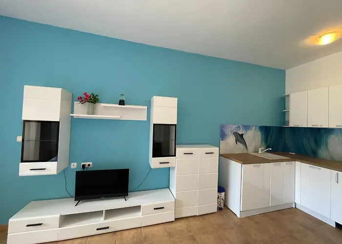 Menada Kalia Slantchev Briag